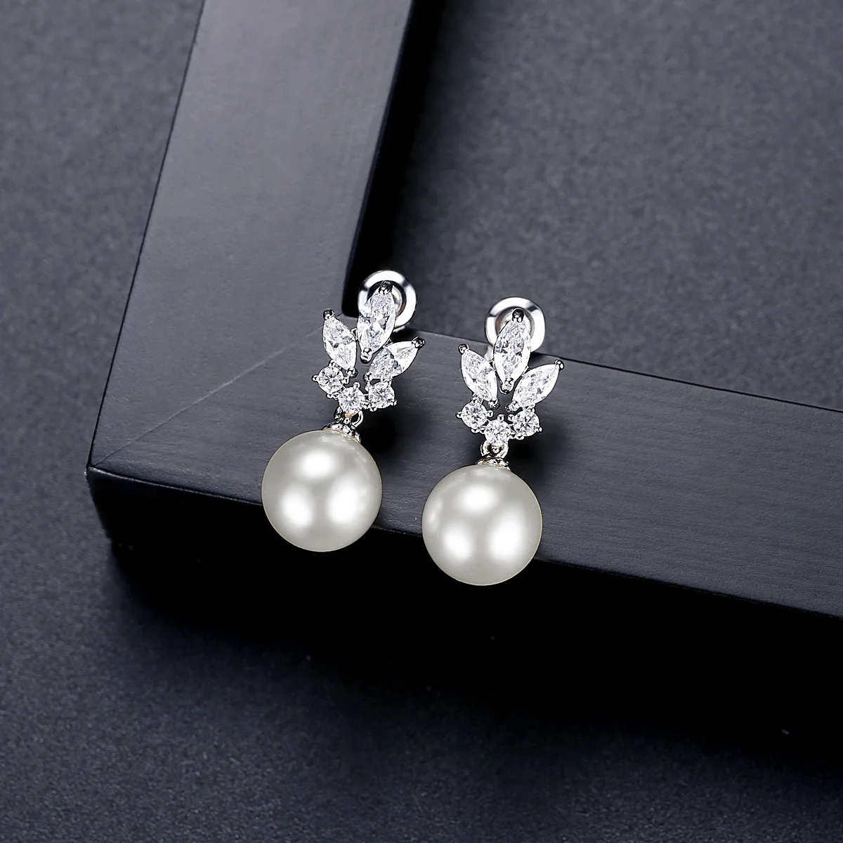 Funmode Popular AAA Cubic Zirconia High-grade Sense Diamond Pearl Earrings Sweet and Fashionable Design Female FE393
Funmode Popular AAA Cubic Zirconia High-grade Sense Diamond Pearl Earrings Sweet and Fashionable Design Female FE393