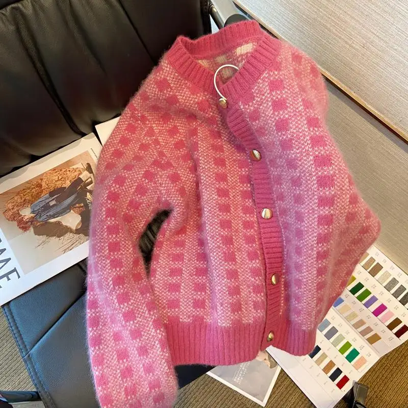 Cardigan sweater 2022 spring new pink plaid knitting open shirt female small fragrant wind high-end slut lazy soft sweater coat
Cardigan sweater 2022 spring new pink plaid knitting open shirt female small fragrant wind high-end slut lazy soft sweater coat