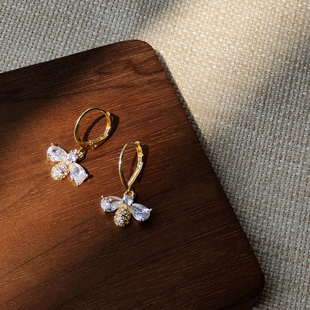 Korean Lovely Cubic Zirconia Animal Bee Stud Earrings For Women Small Cute Honey Bee Earrings Temperament Wedding Party Jewelry
Korean Lovely Cubic Zirconia Animal Bee Stud Earrings For Women Small Cute Honey Bee Earrings Temperament Wedding Party Jewelry