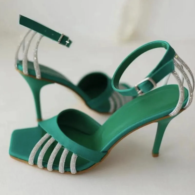 BCEBYL новые модные хрустальные сандалии с закрытым носком и пряжкой с открытым носком на высоком каблуке сексуальные элегантные женские туфли для банкета
BCEBYL новые модные хрустальные сандалии с закрытым носком и пряжкой с открытым носком на высоком каблуке сексуальные элегантные женские туфли для банкета