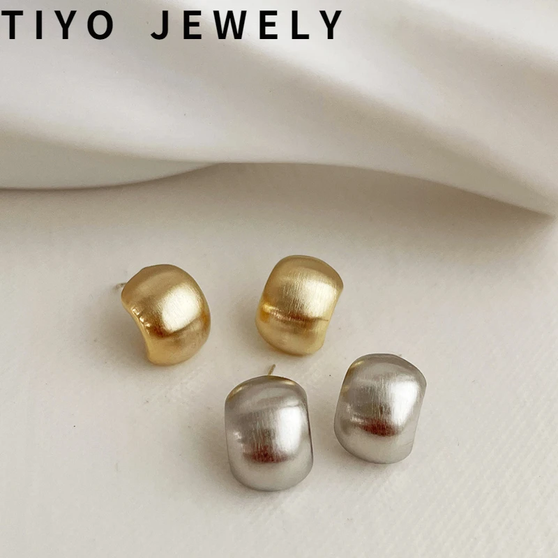 Trendy Jewelry Simply Stud Earrings Pretty Design Thick Plated Golden Silvery Color High Quality Brass Metal Earrings For Women
Trendy Jewelry Simply Stud Earrings Pretty Design Thick Plated Golden Silvery Color High Quality Brass Metal Earrings For Women