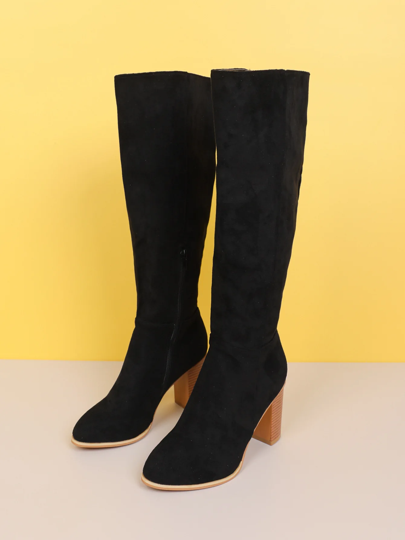 Женские замшевые ботинки на молнии, с круглым носком
Женские замшевые ботинки на молнии, с круглым носком