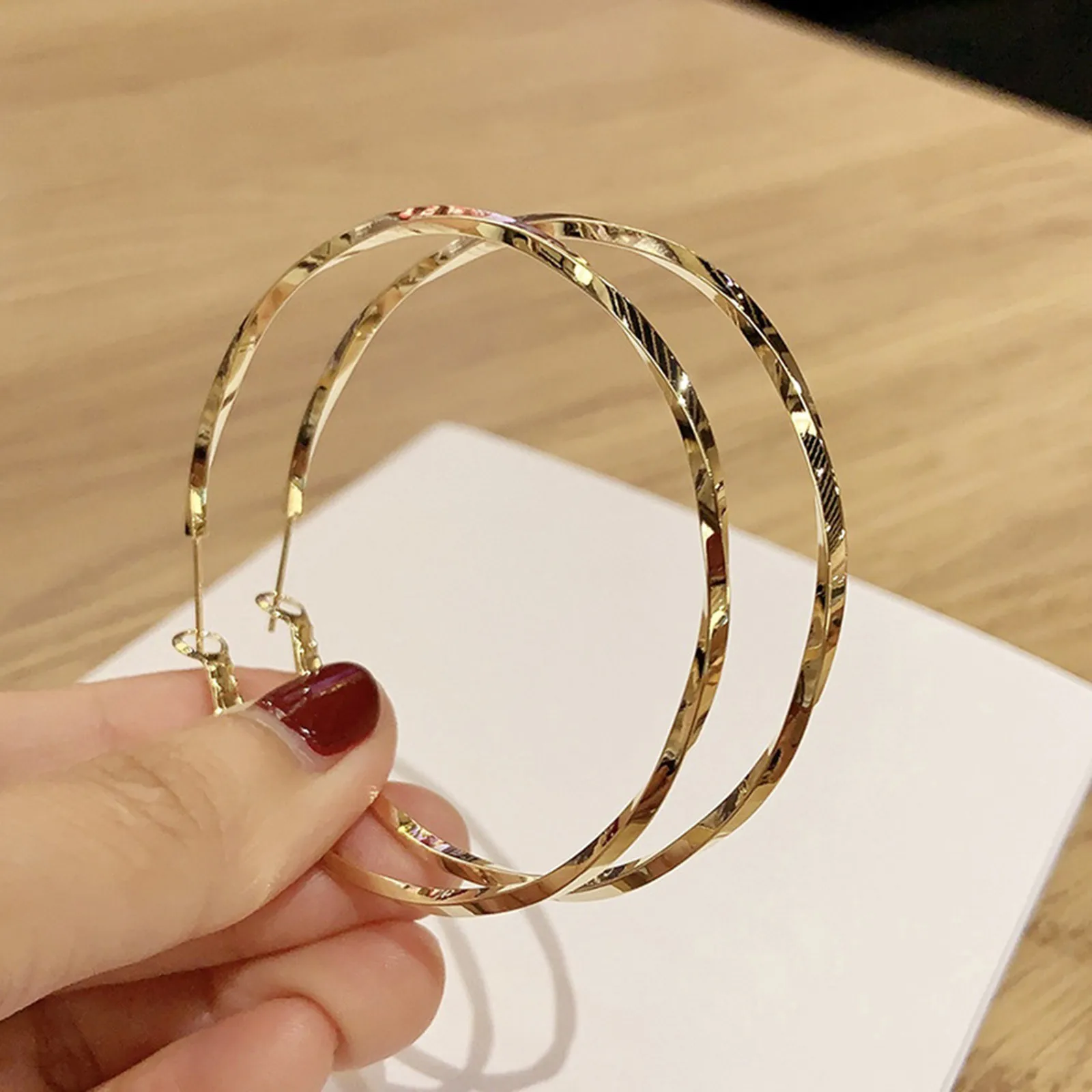 Metal Twist Earrings Women's European And American Cold Wind Big Hoop Earrings Circle Earrings Earrings for Women Studs
Metal Twist Earrings Women's European And American Cold Wind Big Hoop Earrings Circle Earrings Earrings for Women Studs