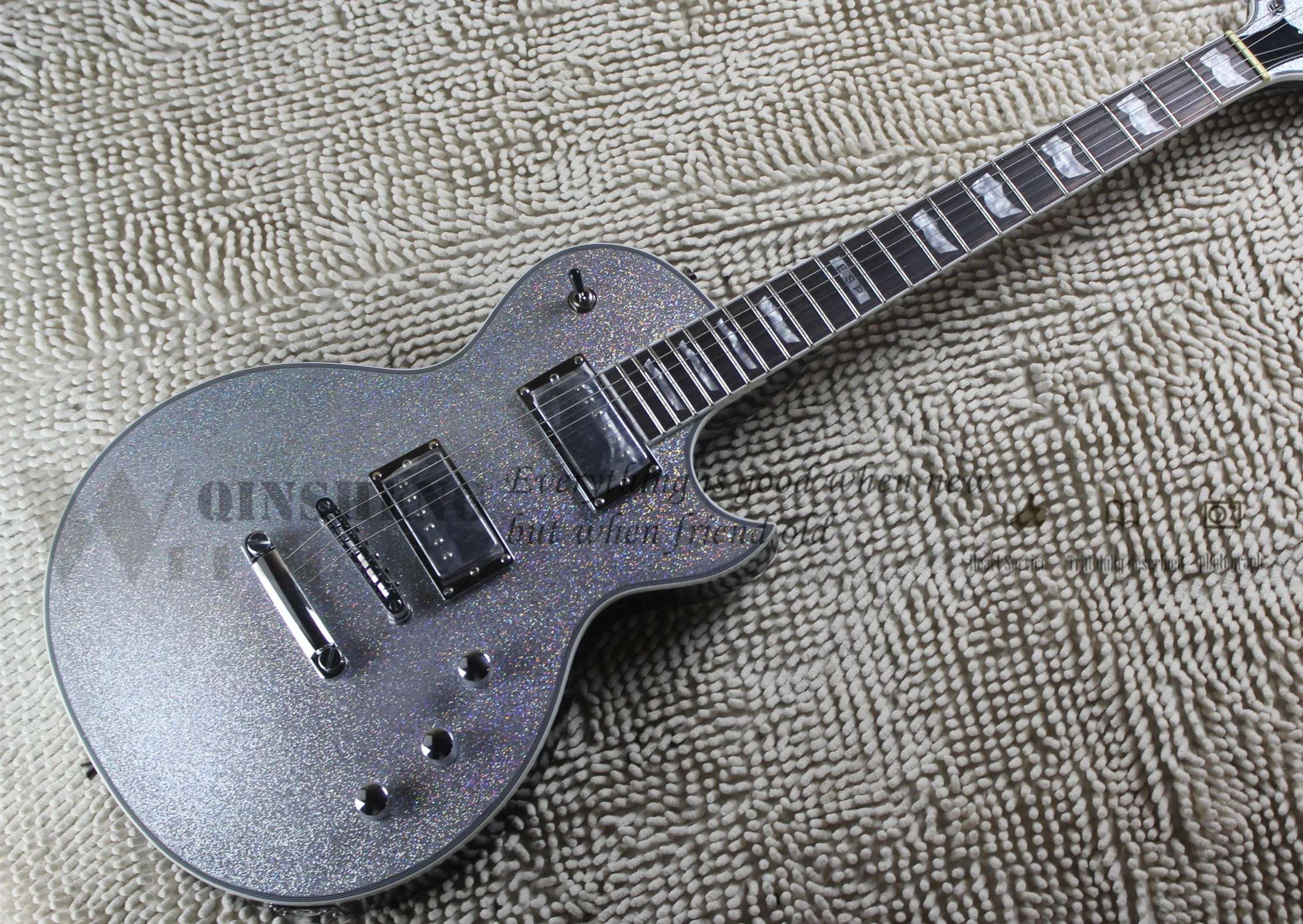 Classic electric guitar,black guitar, HH black pickups,chrome bridge white shell inlay,distressed body
Classic electric guitar,black guitar, HH black pickups,chrome bridge white shell inlay,distressed body