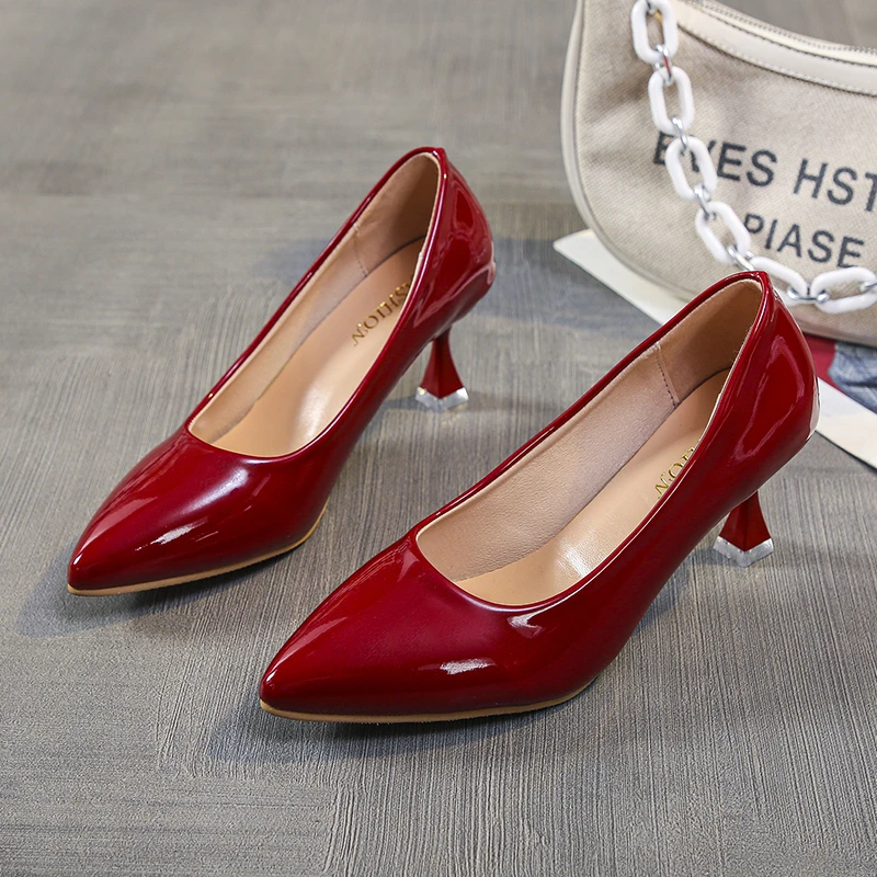 2022 Spring and Autumn Solid Color Bright Leather Large Size High Heels Stiletto Pointed Toe Temperament Shallow Mouth Shoes
2022 Spring and Autumn Solid Color Bright Leather Large Size High Heels Stiletto Pointed Toe Temperament Shallow Mouth Shoes