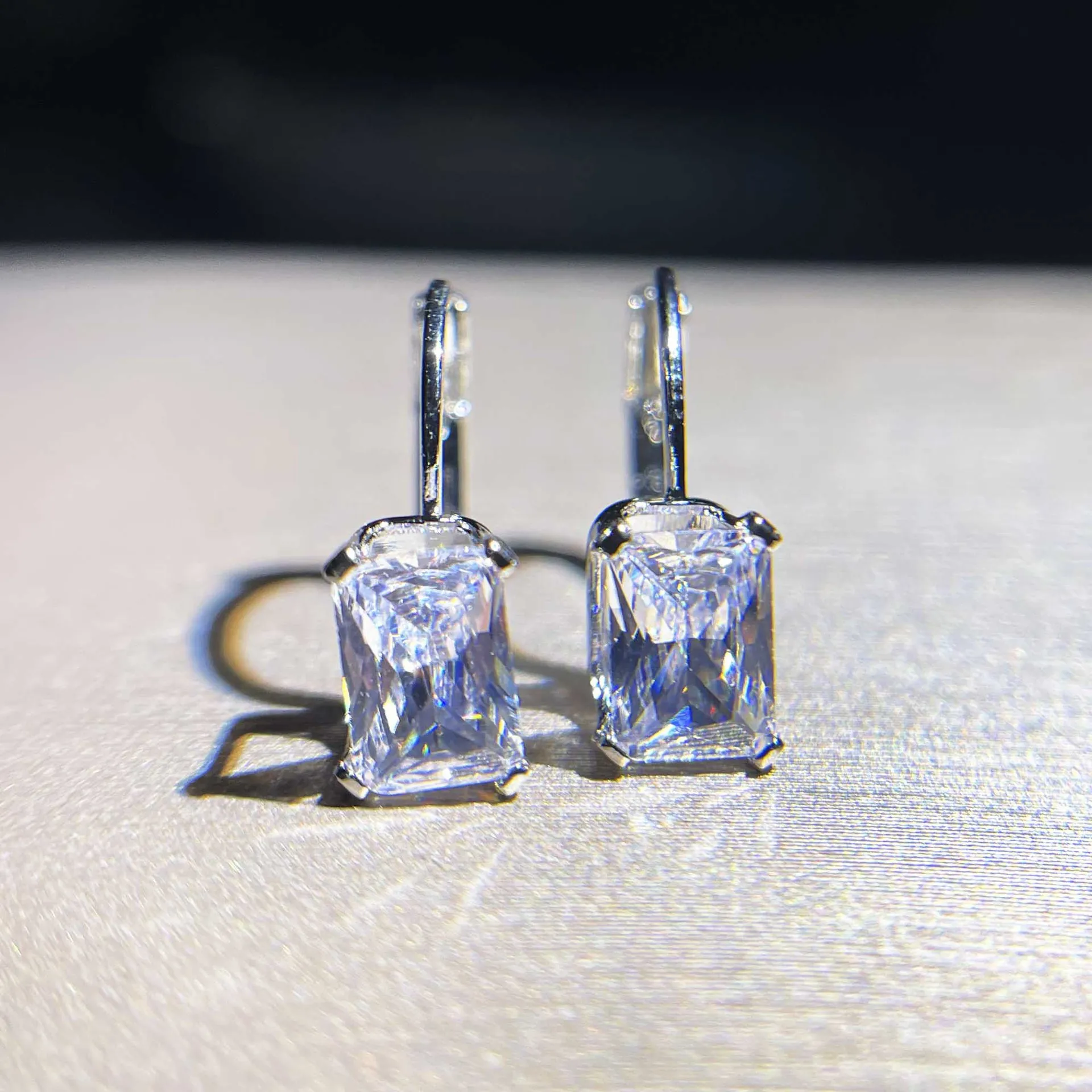 S925 Sterling Silver Moissanite Drop Earrings for Women Fine Geometric Silver 925 Jewelry Aros Mujer Oreja Orecchini for Females
S925 Sterling Silver Moissanite Drop Earrings for Women Fine Geometric Silver 925 Jewelry Aros Mujer Oreja Orecchini for Females