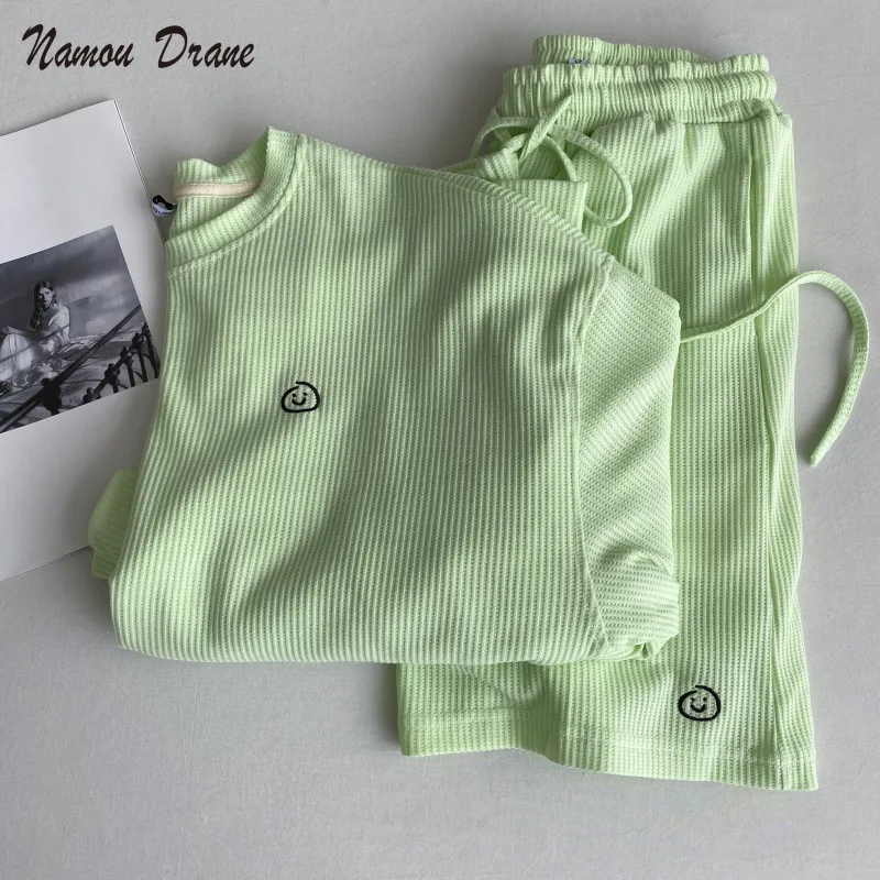 Namou Drane 2022 Sports Suit Female Spring Korean Version BF Lazy Wind Cover Hoodie Casual Shorts Two-piece Set Tide 
Namou Drane 2022 Sports Suit Female Spring Korean Version BF Lazy Wind Cover Hoodie Casual Shorts Two-piece Set Tide