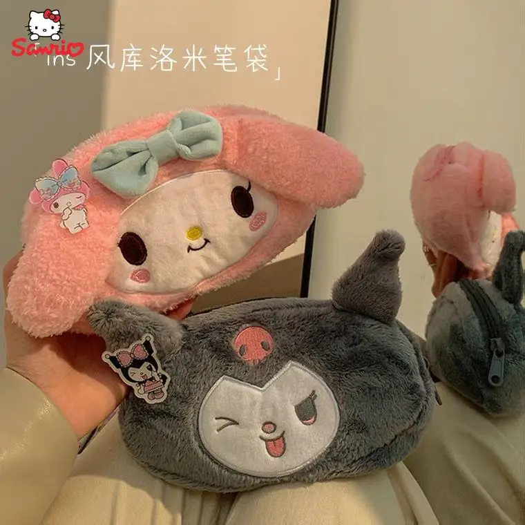 Милая плюшевая сумка для хранения Sanrios Cinnamoroll Kuromi My Melody, Студенческая сумка для карандашей, коробка для канцелярских принадлежностей, космет...
Милая плюшевая сумка для хранения Sanrios Cinnamoroll Kuromi My Melody, Студенческая сумка для карандашей, коробка для канцелярских принадлежностей, космет...