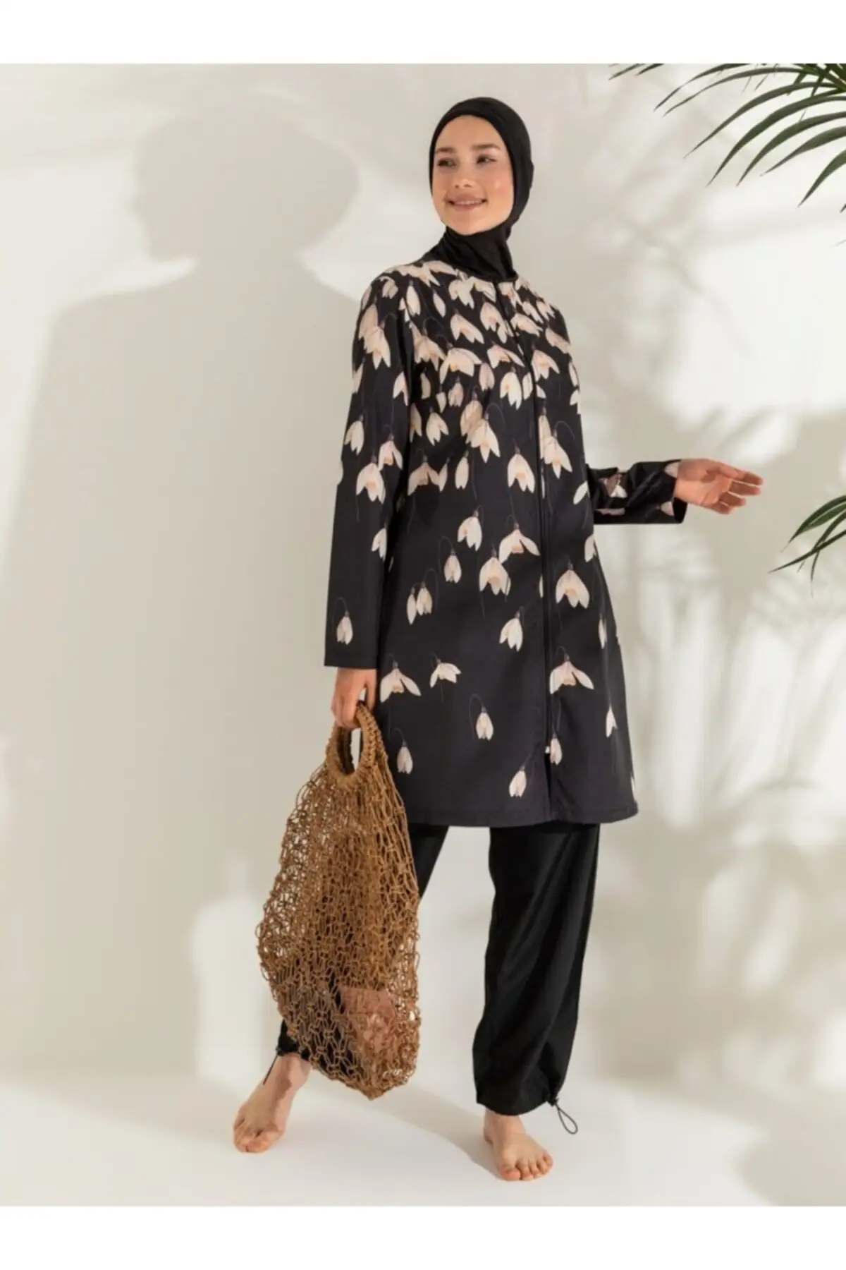 Женский закрытый купальник с черными лилиями, хиджаб, пляжная одежда
Женский закрытый купальник с черными лилиями, хиджаб, пляжная одежда