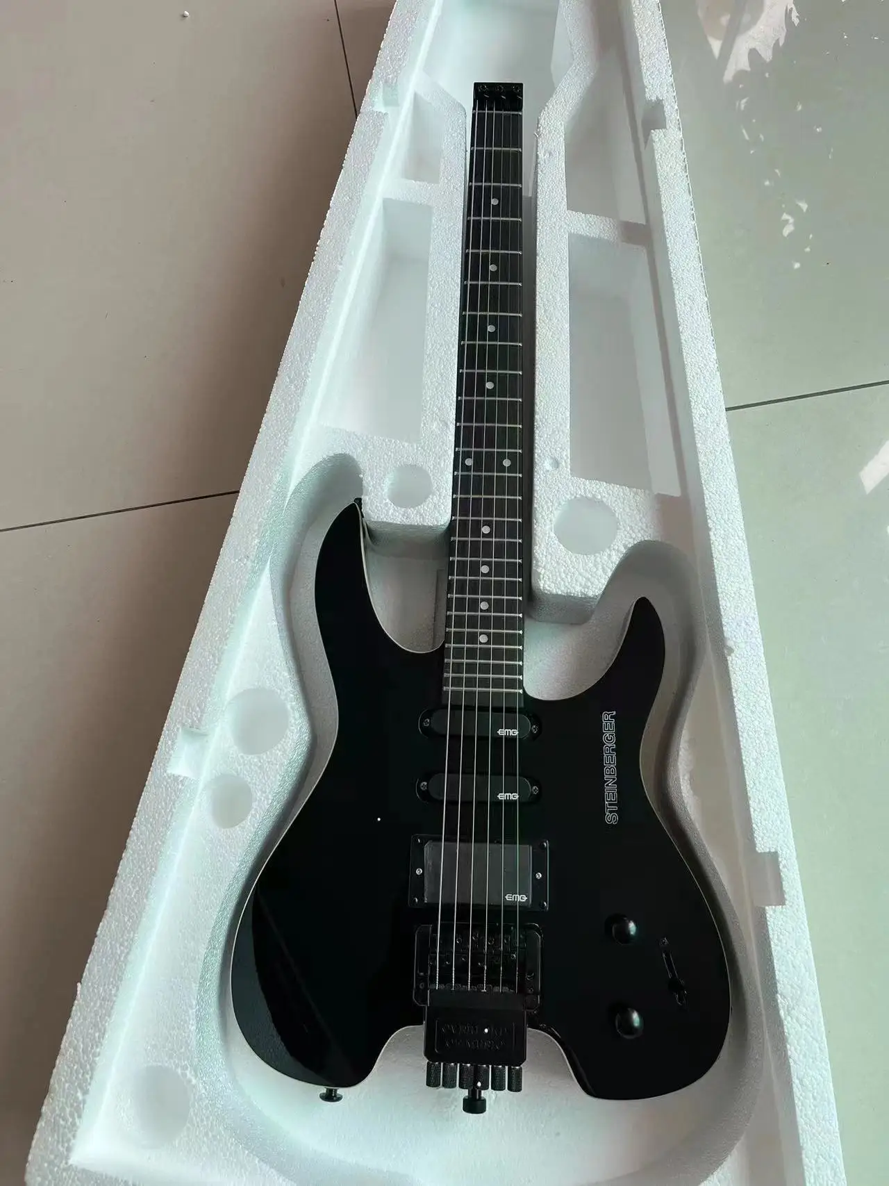 Оптовая продажа, белая электрогитара без головы с активными пикапами 1461 
Оптовая продажа, белая электрогитара без головы с активными пикапами 1461