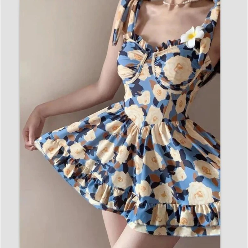 Женский слитный купальник с чашками пуш-ап и цветочным принтом
Женский слитный купальник с чашками пуш-ап и цветочным принтом