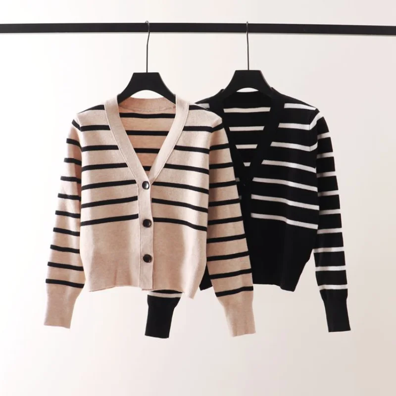 Fashion Korean Style Sweater Cardigan Women Knitted Crop Tops Sexy V-Neck Striped Jersey Casual Outerwear Elegant Female Clothes
Fashion Korean Style Sweater Cardigan Women Knitted Crop Tops Sexy V-Neck Striped Jersey Casual Outerwear Elegant Female Clothes