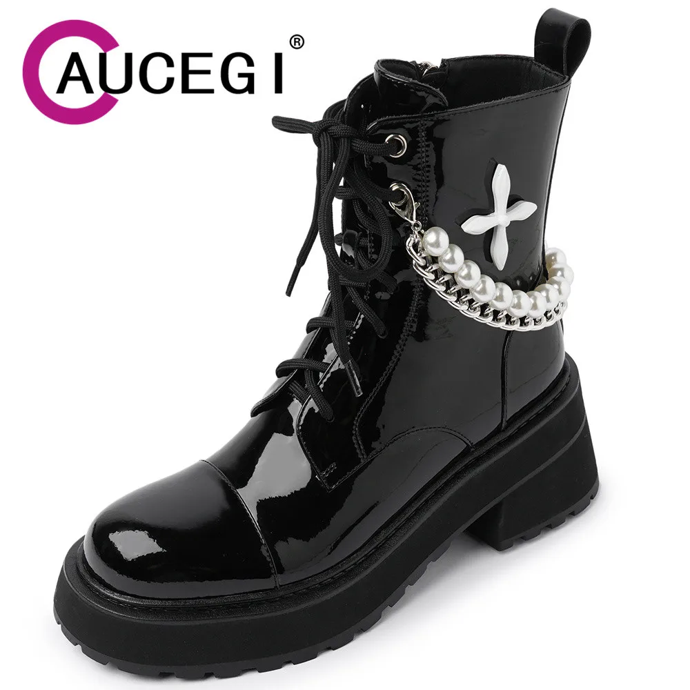 Женские полусапожки на платформе с металлической цепочкой и жемчугом
Женские полусапожки на платформе с металлической цепочкой и жемчугом