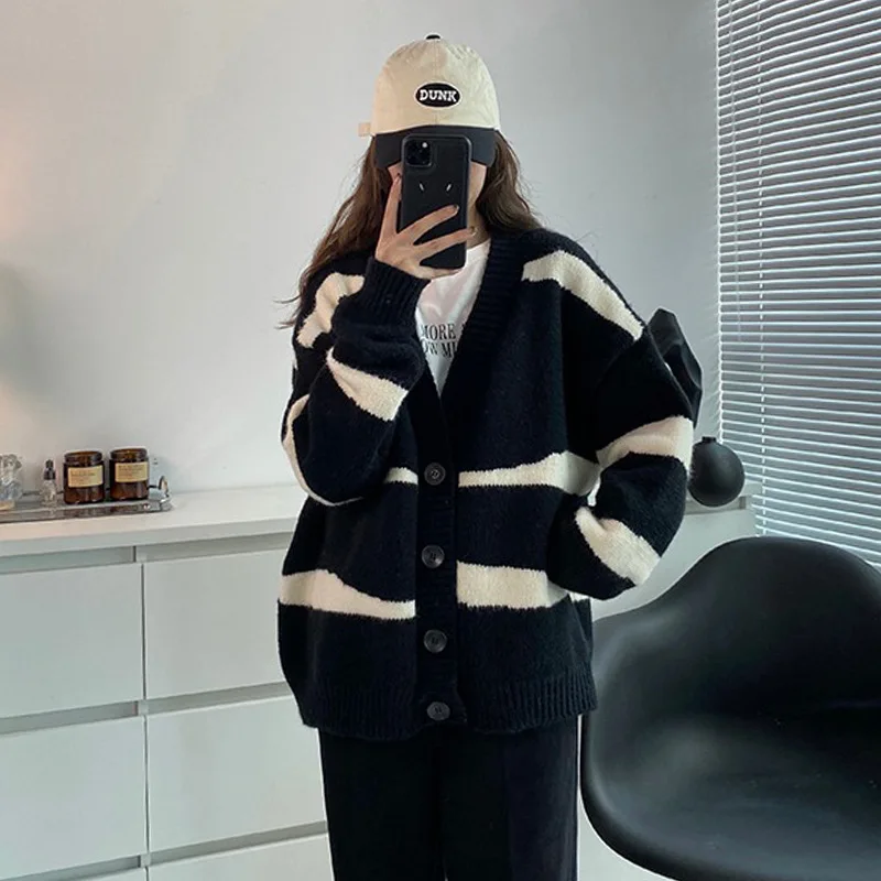 2022 Autumn Winter New Women's Striped Knitted Cardigan Sweater Women Korean Version Loose Cardigan Top Fashion V-neck Sweater
2022 Autumn Winter New Women's Striped Knitted Cardigan Sweater Women Korean Version Loose Cardigan Top Fashion V-neck Sweater