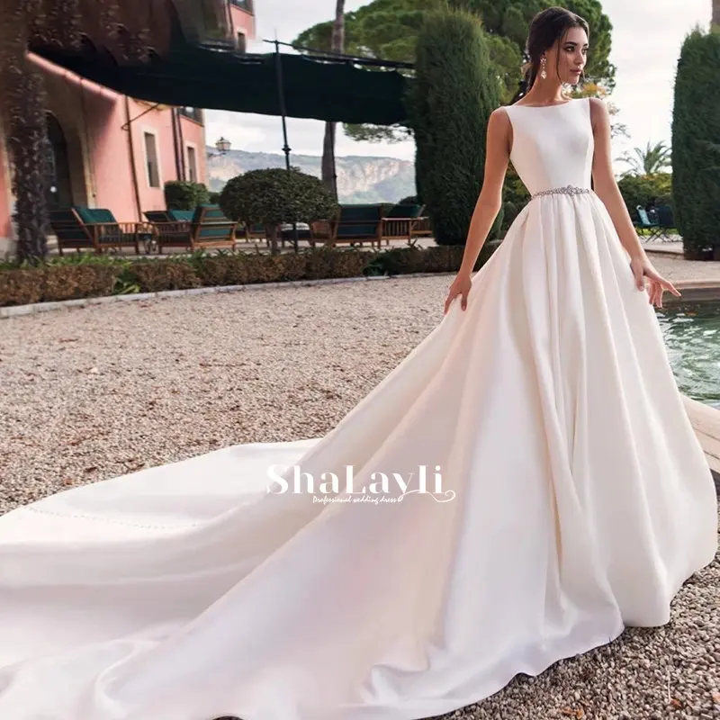 Luxury Matte Soft Satin A Line Wedding Dresses Sleeveless Diamond Belt Sweetheart Bridal Gowns O Neck Backless
Luxury Matte Soft Satin A Line Wedding Dresses Sleeveless Diamond Belt Sweetheart Bridal Gowns O Neck Backless