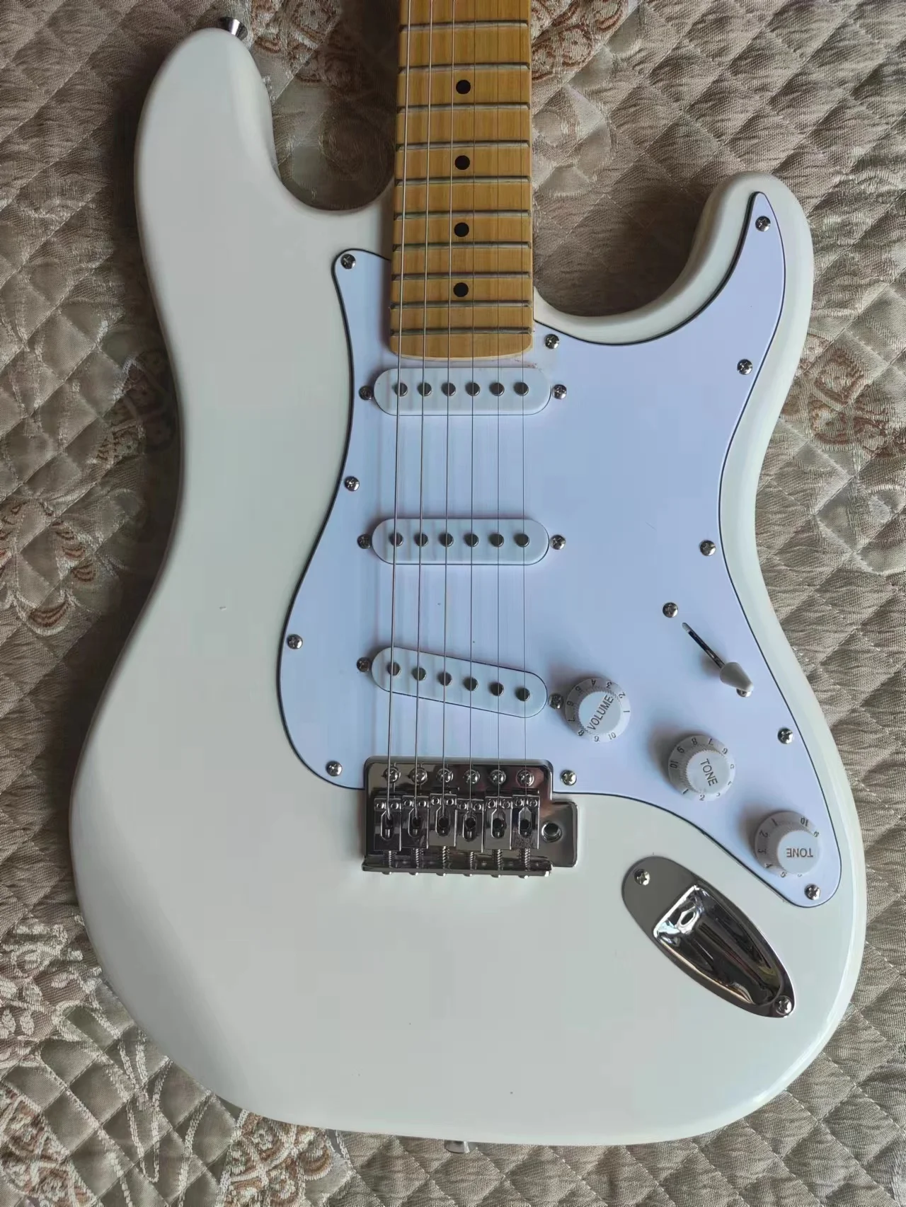 High Quality Classic stratorcast electric guitar gloss finished maple, three monophonic combination, five pitch timbre switching
High Quality Classic stratorcast electric guitar gloss finished maple, three monophonic combination, five pitch timbre switching