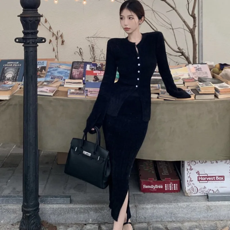 Женский трикотажный костюм-двойка, Кардиган с длинным рукавом и черная плиссированная юбка миди в Корейском стиле, 2022
Женский трикотажный костюм-двойка, Кардиган с длинным рукавом и черная плиссированная юбка миди в Корейском стиле, 2022