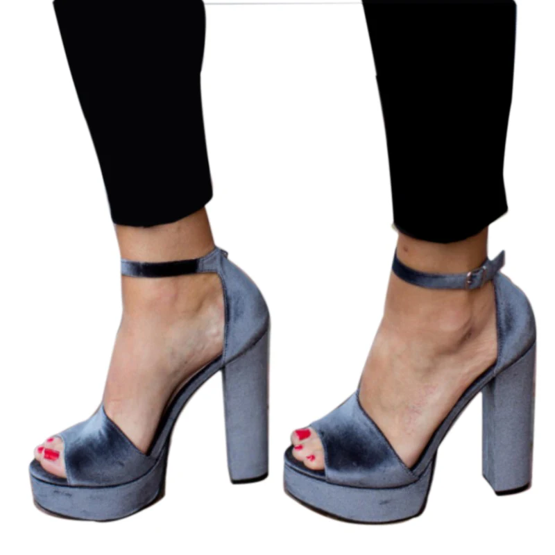 DIZHUANG shoes Sexy women's high heeled sandals. About 13 cm heel height. Summer women's shoes. Thick heeled sandals. SIZE:34-45
DIZHUANG shoes Sexy women's high heeled sandals. About 13 cm heel height. Summer women's shoes. Thick heeled sandals. SIZE:34-45