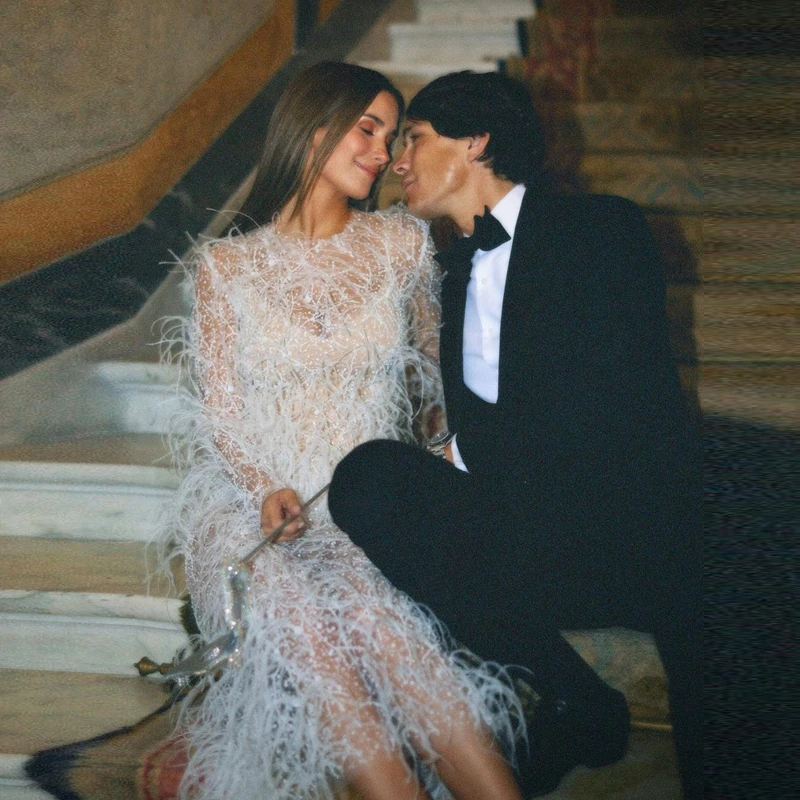 Trendy Feathers Tulle Bridal Dresses Sexy See Thru O Neck Full Sleves Tea-length Wedding Dress Custom Made Wedding Party Gowns
Trendy Feathers Tulle Bridal Dresses Sexy See Thru O Neck Full Sleves Tea-length Wedding Dress Custom Made Wedding Party Gowns