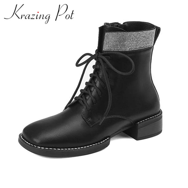 Ботильоны из коровьей кожи на среднем каблуке со шнуровкой и кристаллами
Ботильоны из коровьей кожи на среднем каблуке со шнуровкой и кристаллами