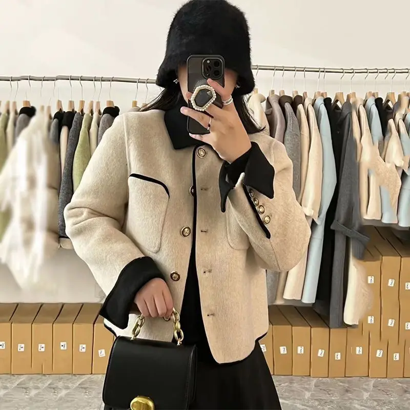 2023 Polo Collar Woolen Coat for Women's Spring and Autumn New Classic Temperament Slim Tweed Jacket
2023 Polo Collar Woolen Coat for Women's Spring and Autumn New Classic Temperament Slim Tweed Jacket