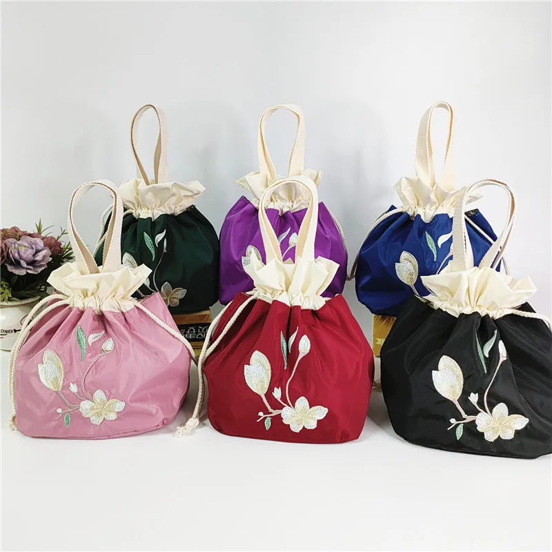 2022 Embroidered Hanfu Bucket Vintage Silk Fabric Embroidered Cartoon Mobile Phone Handbag 
2022 Embroidered Hanfu Bucket Vintage Silk Fabric Embroidered Cartoon Mobile Phone Handbag