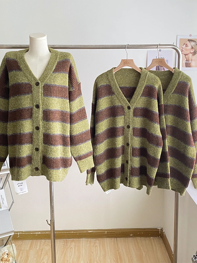 Women Green Vintage Striped Warm Knitwear V-neck Long Sleeve Single Breasted Design Knit Cardigan Sweater Daily Female Clothes
Women Green Vintage Striped Warm Knitwear V-neck Long Sleeve Single Breasted Design Knit Cardigan Sweater Daily Female Clothes