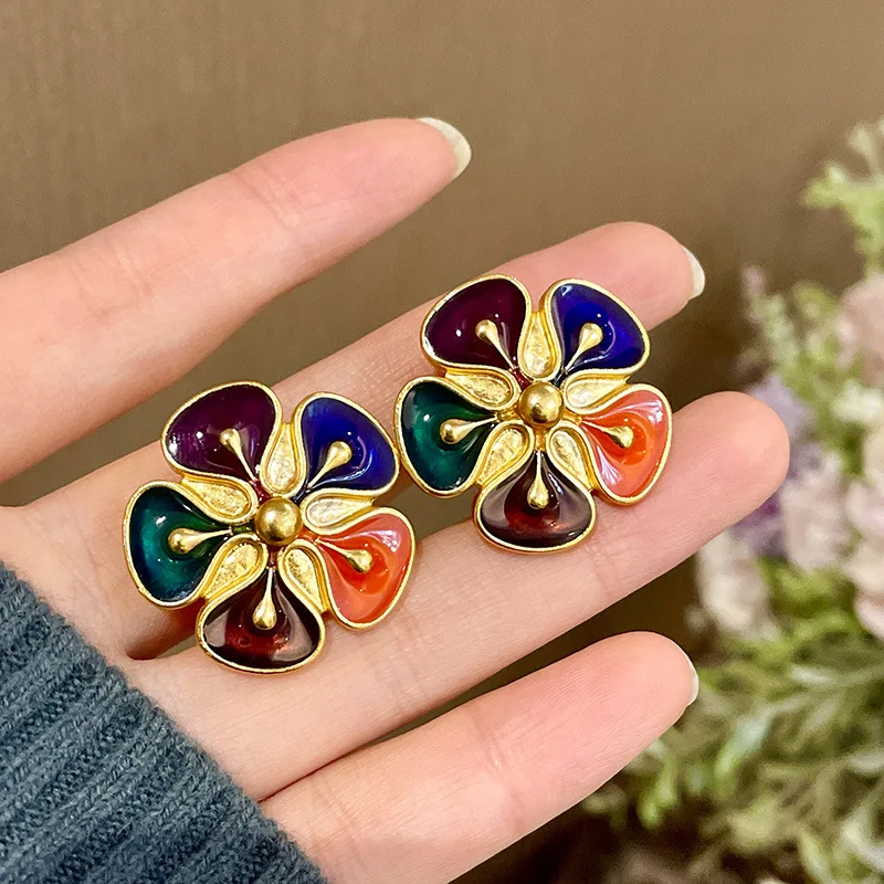Niche drop glaze flower ear clip middle design sense fashion temperament earrings 2023 new French senior sense ear accessories
Niche drop glaze flower ear clip middle design sense fashion temperament earrings 2023 new French senior sense ear accessories