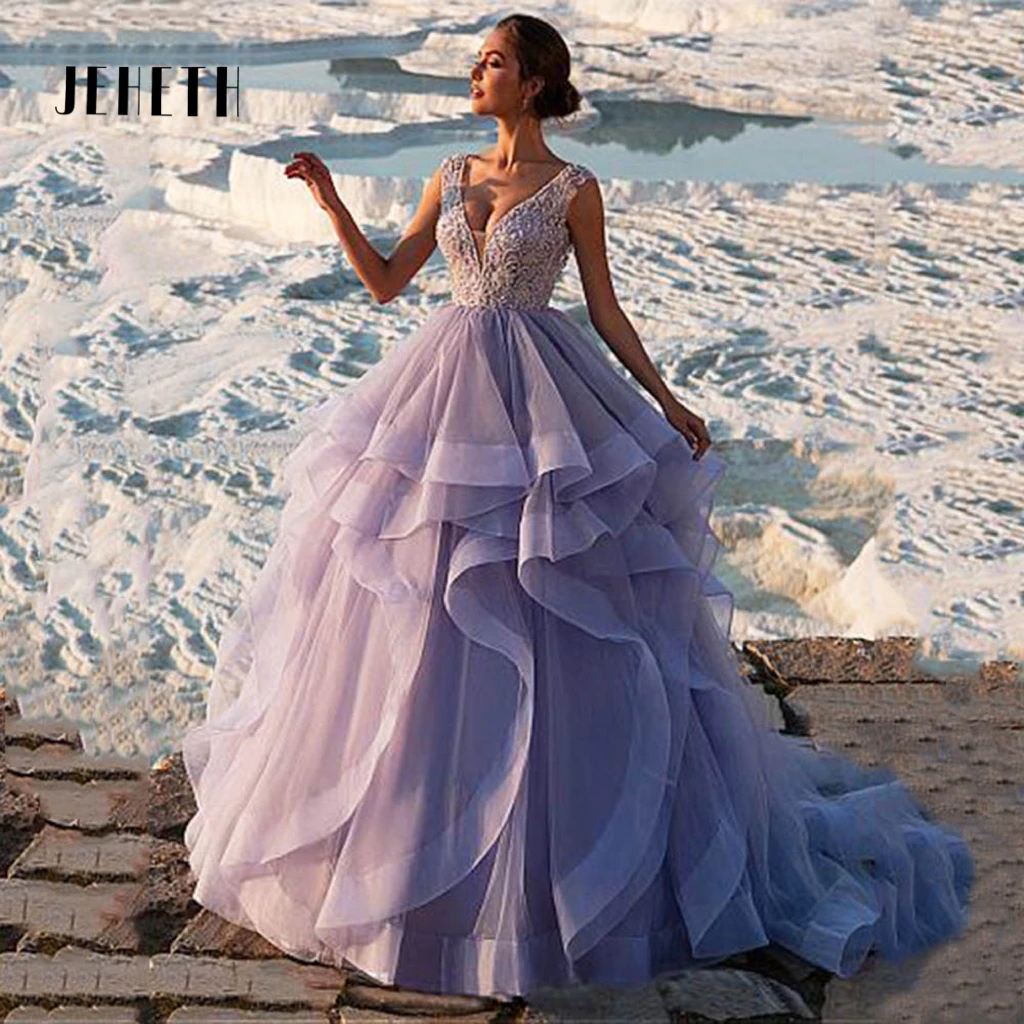 JEHETH Lavender V-Neck Prom Dresses Sleeveless Ruffles Tulle Lace Appliques Backless Princess Tiered Evening Party Gowns 2023
JEHETH Lavender V-Neck Prom Dresses Sleeveless Ruffles Tulle Lace Appliques Backless Princess Tiered Evening Party Gowns 2023