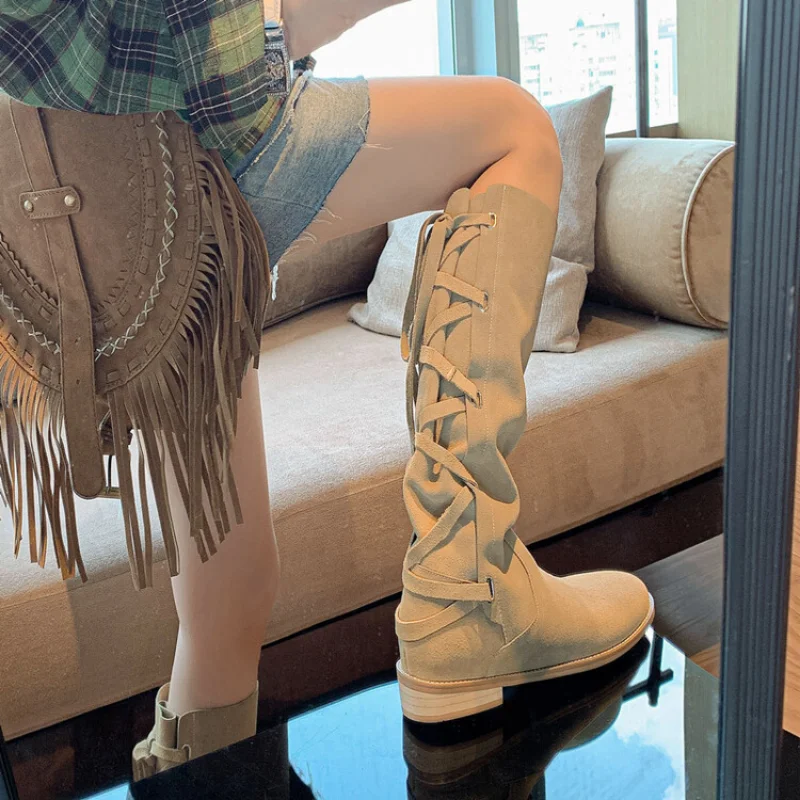 2023 Autumn/Winter New Suede Leather Knee-High Boots Women Square Med Heels Rear Lace Up Long Boots Modern Boots
2023 Autumn/Winter New Suede Leather Knee-High Boots Women Square Med Heels Rear Lace Up Long Boots Modern Boots