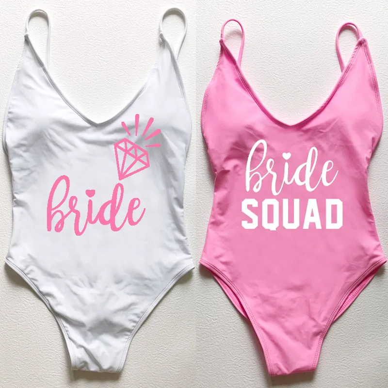 Gewatteerde Een Stuk Badpak Sexy Bruid Squad Brief Print Badmode Vrouwen Bikini Badpak Zomer Bodysuit Backless Monokini
Gewatteerde Een Stuk Badpak Sexy Bruid Squad Brief Print Badmode Vrouwen Bikini Badpak Zomer Bodysuit Backless Monokini