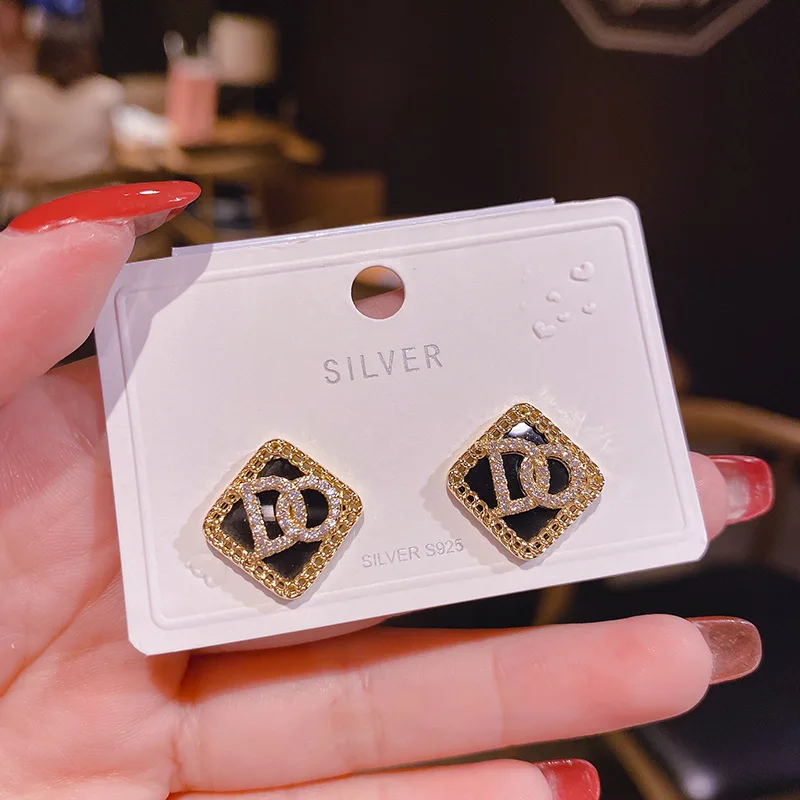 High-quality Simple Zircon Letter Earrings Light Luxury Small Retro Design Earrings
High-quality Simple Zircon Letter Earrings Light Luxury Small Retro Design Earrings
