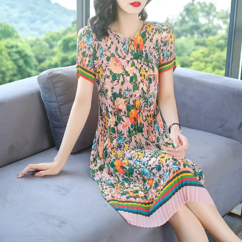 Large size pleated dress female 2022 summer new fashion printed slim slime o neck short sleeve casual long paragraph skirt 
Large size pleated dress female 2022 summer new fashion printed slim slime o neck short sleeve casual long paragraph skirt
