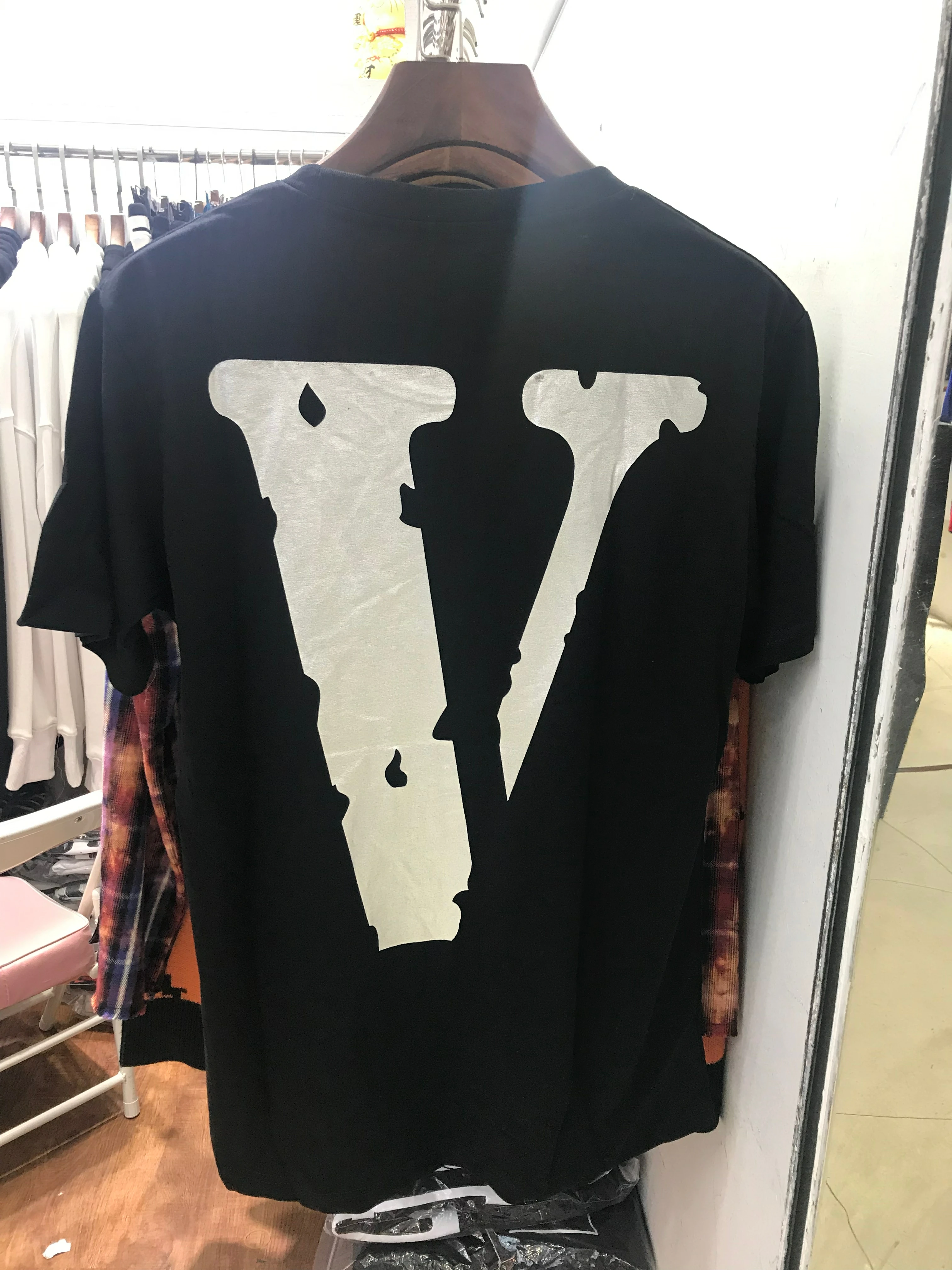 VLONE male/female couple casual fashion trend high street loose 100% cotton reflective letter V round neck T-shirt 1229
VLONE male/female couple casual fashion trend high street loose 100% cotton reflective letter V round neck T-shirt 1229