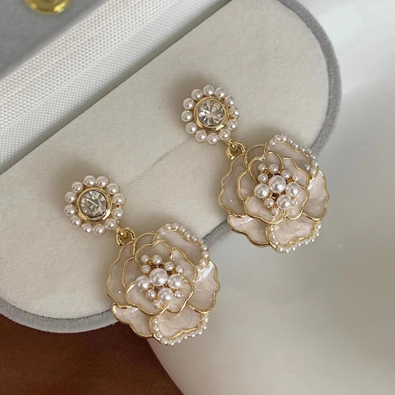 Hot Sale New Korean Fashion Pearl Crystal Camellia Pendant Earrings For Women Ear Stud Unique Jewelry Christmas Cute Girl Gifts
Hot Sale New Korean Fashion Pearl Crystal Camellia Pendant Earrings For Women Ear Stud Unique Jewelry Christmas Cute Girl Gifts