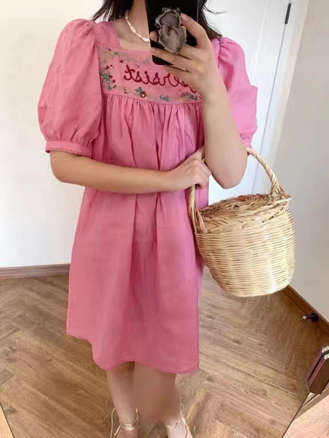 French Loose Mini Dresses For Women 2022 Floral Letter Embroidery Puff Sleeve Square Collar A-line Cozy Linen Casual Dress Lady
French Loose Mini Dresses For Women 2022 Floral Letter Embroidery Puff Sleeve Square Collar A-line Cozy Linen Casual Dress Lady