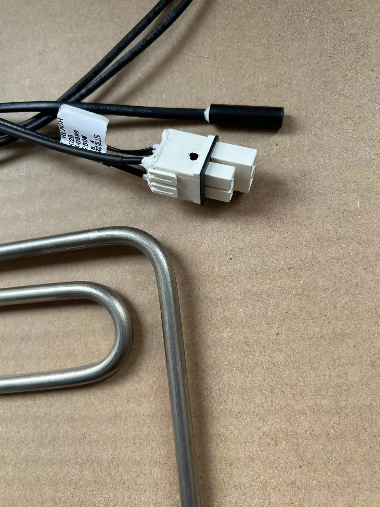 Suitable for Midea refrigerator BCD-521WKM (E)/525/525WKPZM (E)/529WKL defrosting heating wire heater
Suitable for Midea refrigerator BCD-521WKM (E)/525/525WKPZM (E)/529WKL defrosting heating wire heater