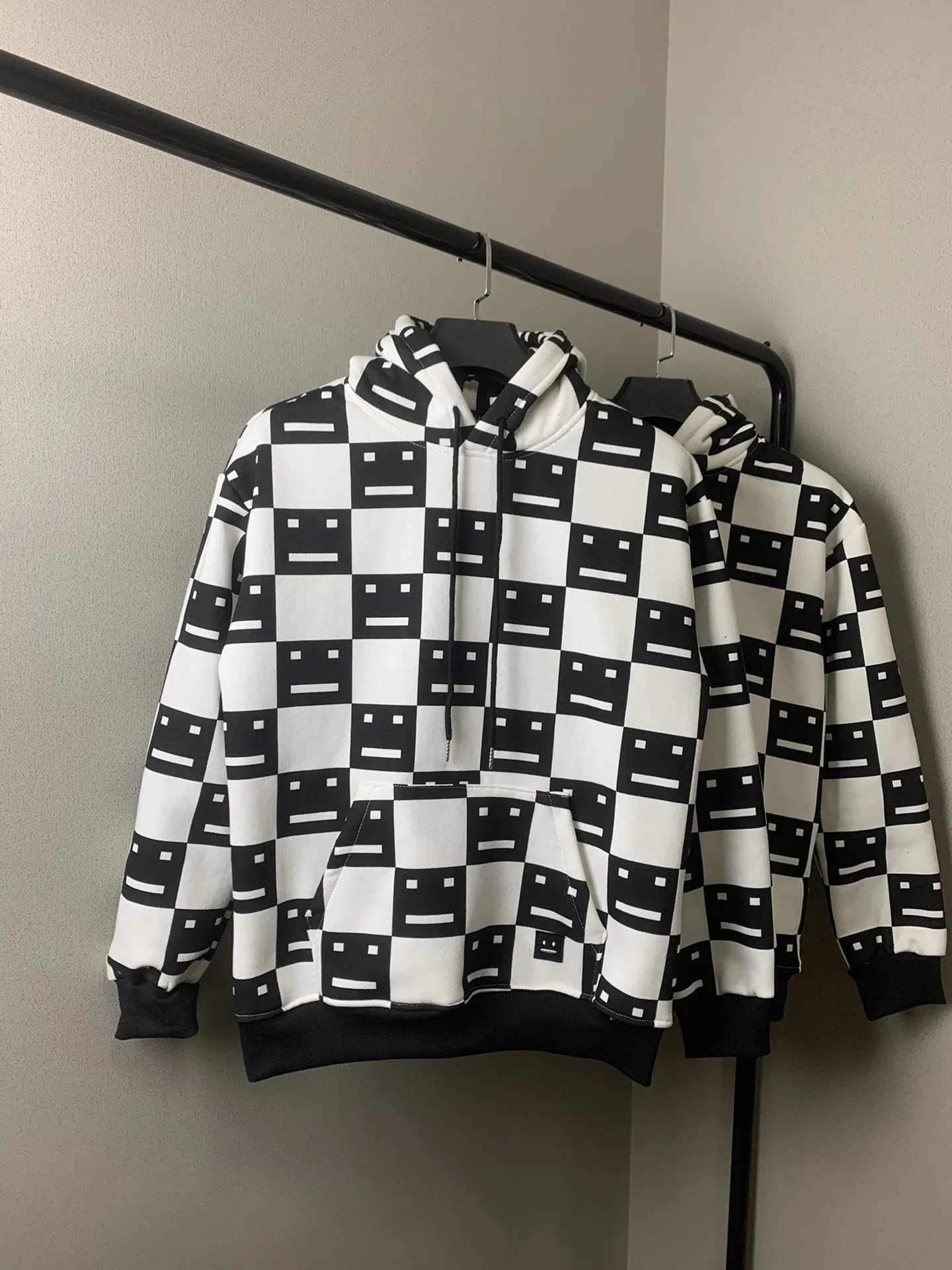 Acne Studios 22FW Chessboard Smiling Face Expression Back And White Checked Hooded Plush Sweater
Acne Studios 22FW Chessboard Smiling Face Expression Back And White Checked Hooded Plush Sweater