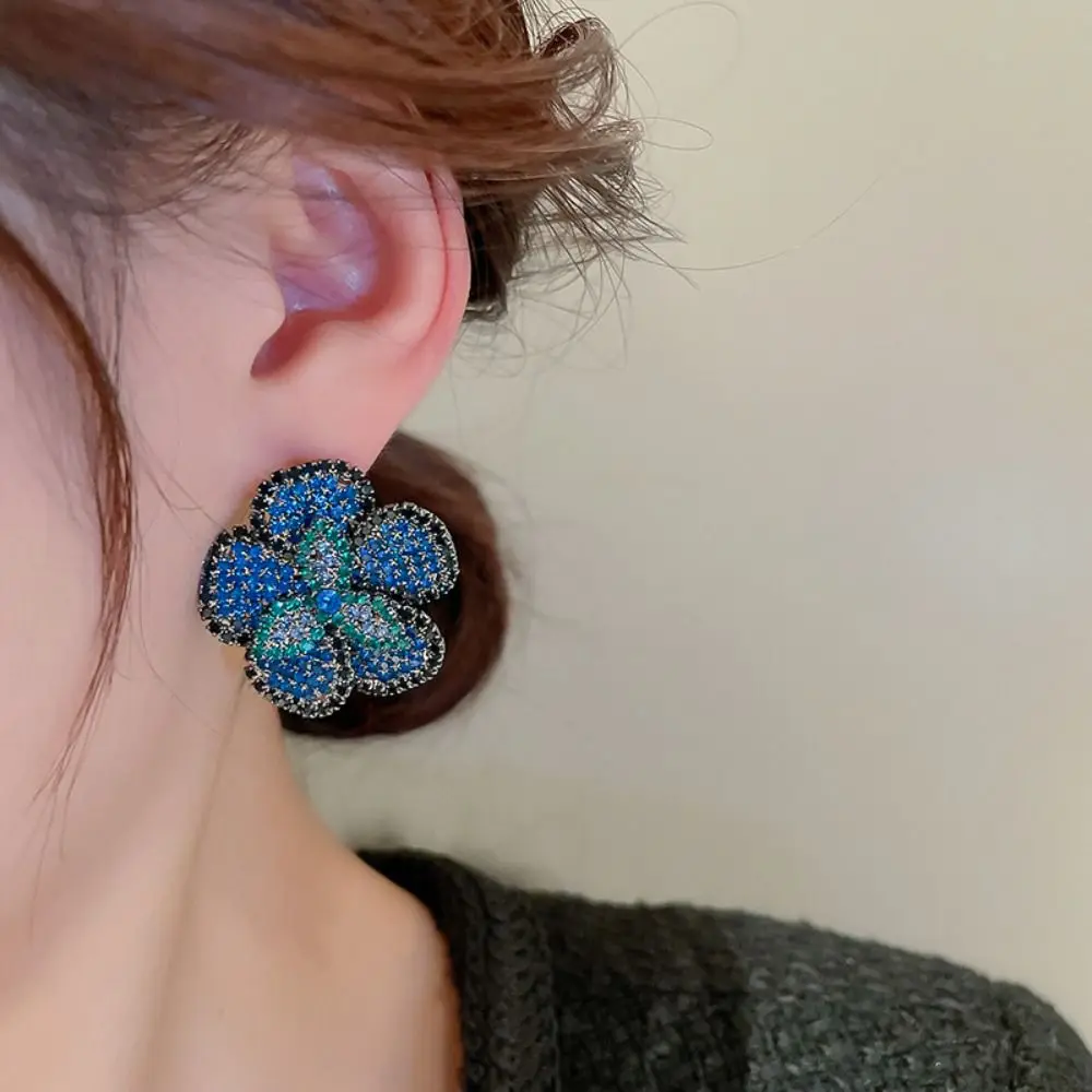 New Party Full Rhinestone Crystal Stud Earrings Women Earrings Blue Flower Ear stud
New Party Full Rhinestone Crystal Stud Earrings Women Earrings Blue Flower Ear stud