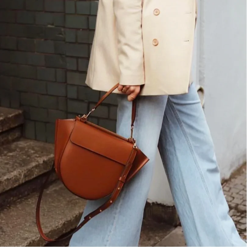 New fashion first layer cowhide ladies niche large capacity travel wide shoulder strap shoulder messenger bag saddle bag handbag 
New fashion first layer cowhide ladies niche large capacity travel wide shoulder strap shoulder messenger bag saddle bag handbag