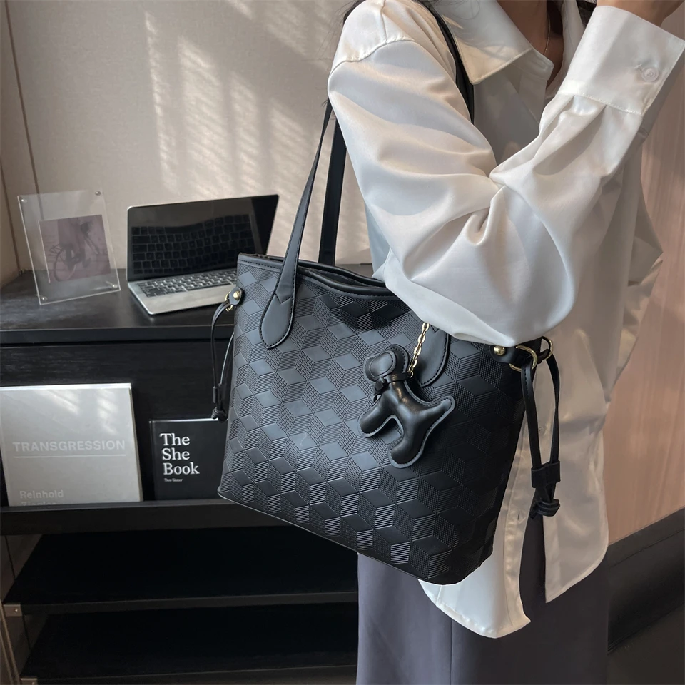 

Large-Capacity Women Bag 2023 New Fashion High-End Texture Versatile Luxury Brand Design High-Value One-Shoulder Underarm Bag M1