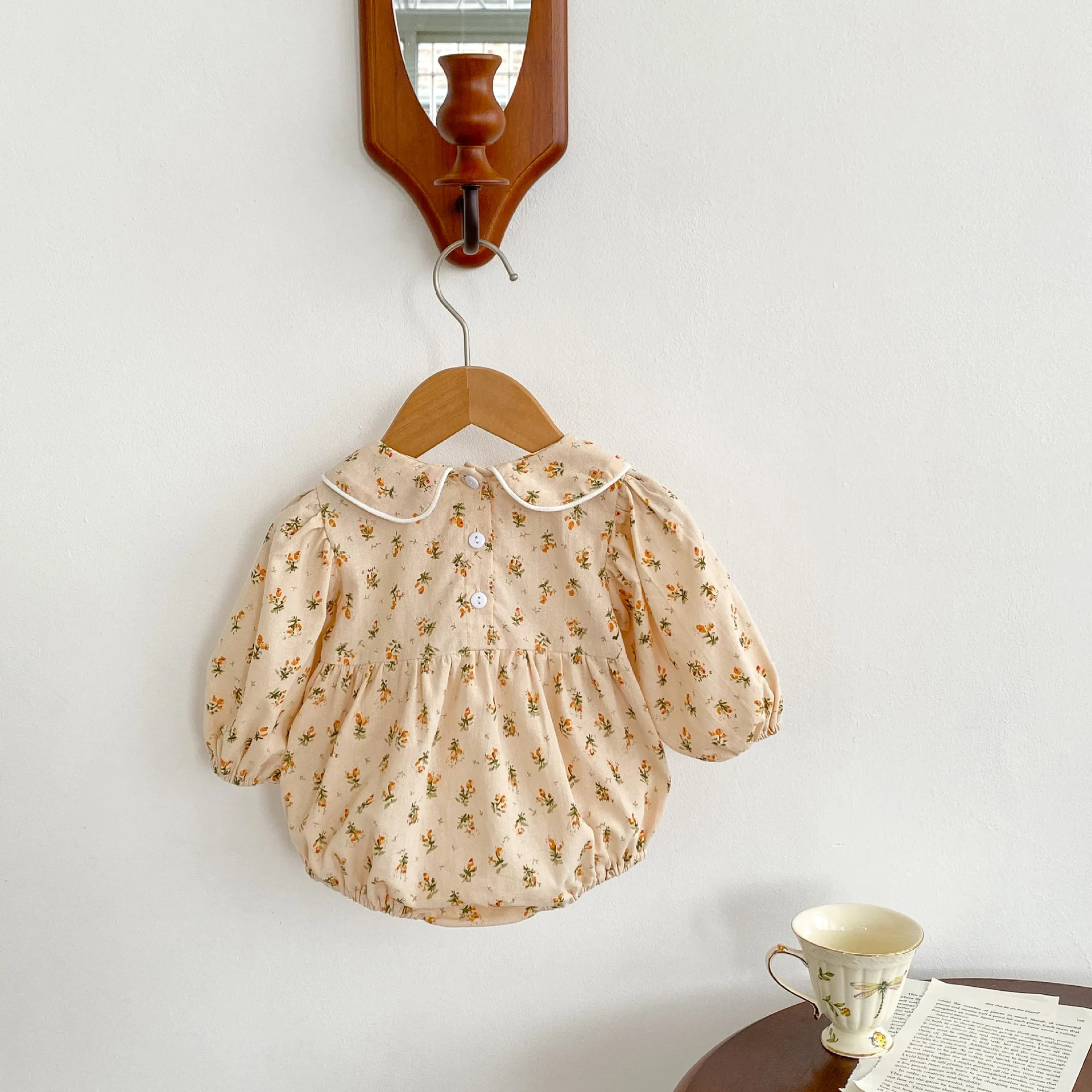 Осень 2022, комбинезон для маленьких девочек, модное милое боди в стиле ретро с цветочным принтом и круглым воротником, треугольный комбинезон с длинными рукавами для малышей 
Осень 2022, комбинезон для маленьких девочек, модное милое боди в стиле ретро с цветочным принтом и круглым воротником, треугольный комбинезон с длинными рукавами для малышей