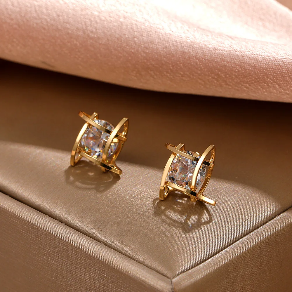 2021 New Classic Geometric Elements Zircon Gold Stud Earrings For Woman Fashion Korean Jewelry Party Girls Luxury Sexy Earrings
2021 New Classic Geometric Elements Zircon Gold Stud Earrings For Woman Fashion Korean Jewelry Party Girls Luxury Sexy Earrings