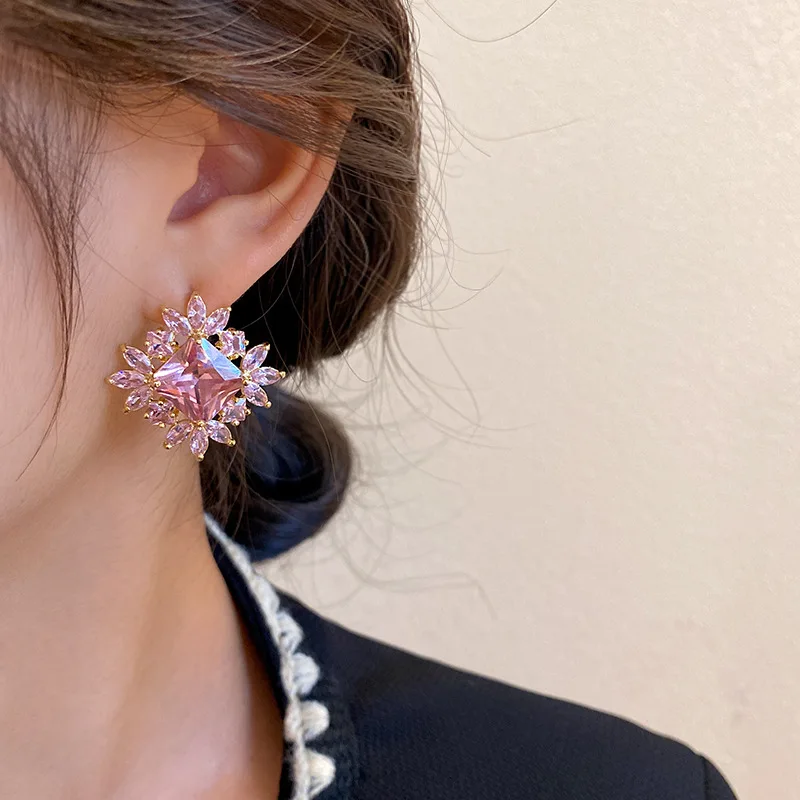 New Pink Zirconia Square Flower Leaf Earrings for Women Niche Fashion Earrings Sweet Temperament Earrings Fashion Jewelry Gift
New Pink Zirconia Square Flower Leaf Earrings for Women Niche Fashion Earrings Sweet Temperament Earrings Fashion Jewelry Gift