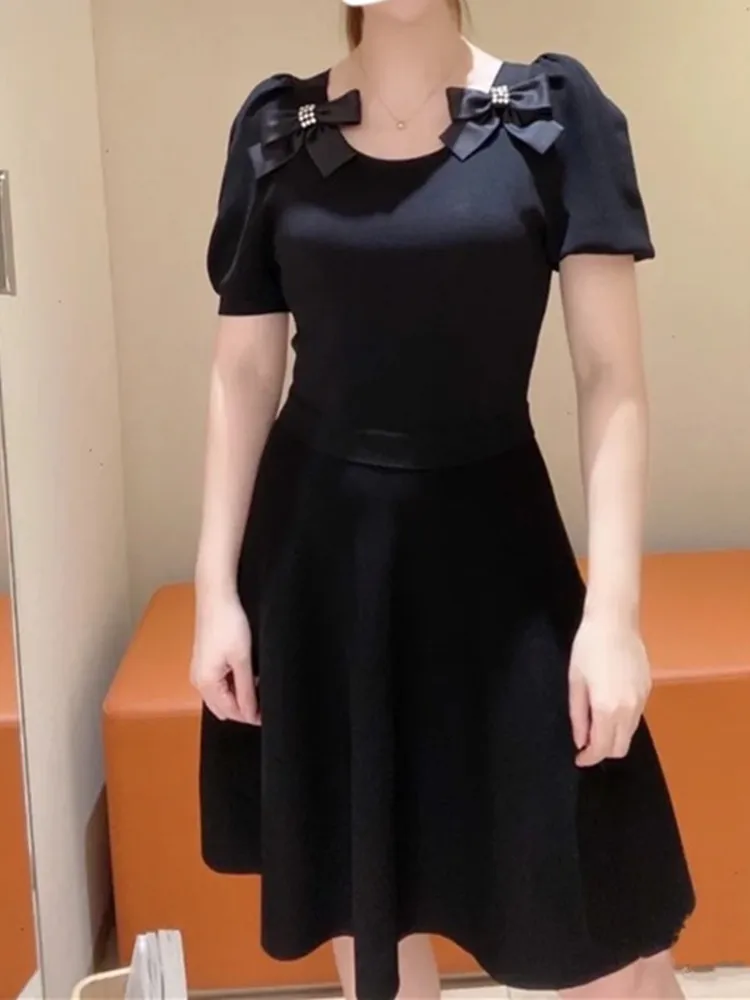 Women's Lace Stitching A-line Knit Robe 2022 Summer Diamond Bow Black Short Sleeve Elastic Waist Ladies Mini Dress
Women's Lace Stitching A-line Knit Robe 2022 Summer Diamond Bow Black Short Sleeve Elastic Waist Ladies Mini Dress