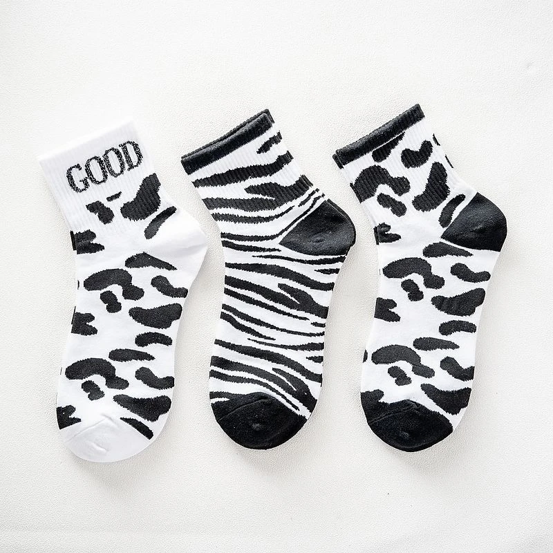Japanese Black And White Cotton Socks Cool Women's Middle Tube Autumn Sock Soft Breathable Cotton Socks
Japanese Black And White Cotton Socks Cool Women's Middle Tube Autumn Sock Soft Breathable Cotton Socks