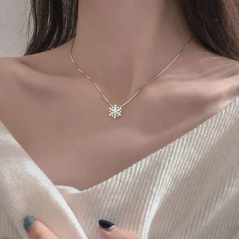 Girls Pop Snowflake Sparkling Crystal Personality Clavicle Chain Necklace Rhinestone Snow Pendant Chain Necklace New Year Gift
Girls Pop Snowflake Sparkling Crystal Personality Clavicle Chain Necklace Rhinestone Snow Pendant Chain Necklace New Year Gift