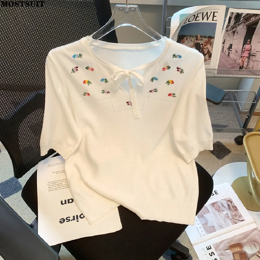 White Flower Embroidered Knit Sweater Tshirt Women 2023 Summer Short Sleeve V-neck Sweet Elegant Fashion Ladies Knitwear Tops
White Flower Embroidered Knit Sweater Tshirt Women 2023 Summer Short Sleeve V-neck Sweet Elegant Fashion Ladies Knitwear Tops