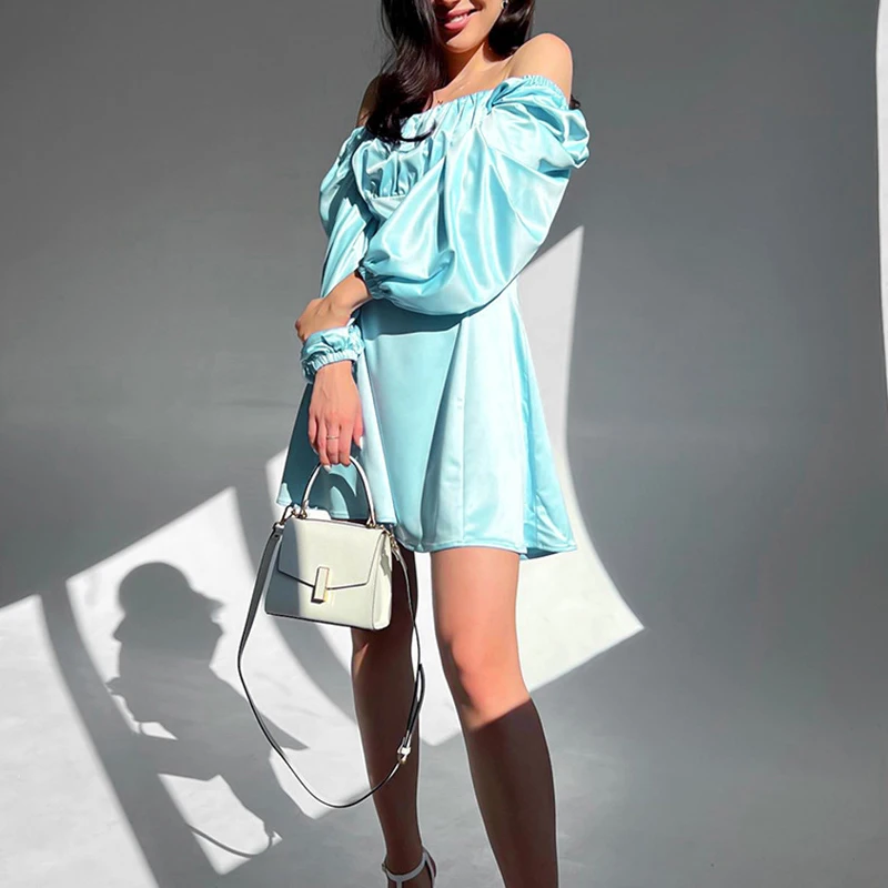 Платье-мини женское атласное с открытыми плечами, длинным рукавом-фонариком
Платье-мини женское атласное с открытыми плечами, длинным рукавом-фонариком