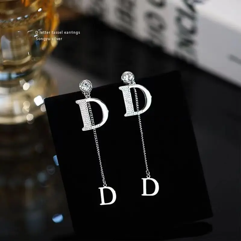Earrings for Women Letter D Metal Tassel Chain Fashion Pendant Diamond Inlay Long Style Jewelry Gifts
Earrings for Women Letter D Metal Tassel Chain Fashion Pendant Diamond Inlay Long Style Jewelry Gifts